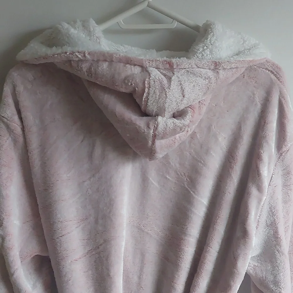 New Pink Medium Robe - Picture 7 of 7